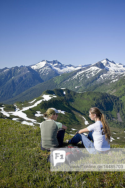 Wanderer rasten und bewundern die Aussicht in den Bergen oberhalb des Amalga Basin im Tongass Forest in der Nähe von Juneau  Alaska.