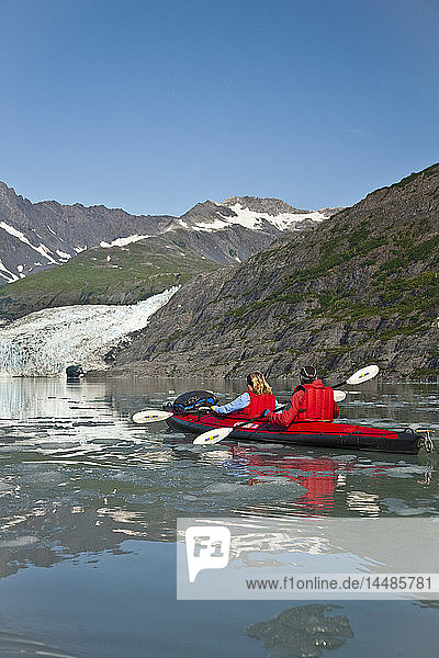 Ein Paar beim Kajakfahren in der Upper Shoup Bay  Shoup Glacier im Hintergrund  Shoup Bay State Marine Park  Prince William Sound  Alaska