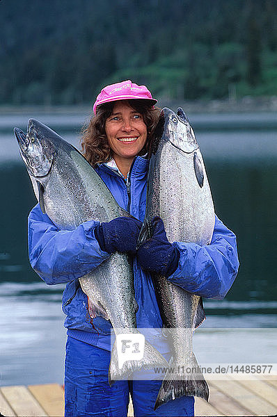 Frau hält Königslachs Juneau Südost-Alaska Sportfischen frisch gefangen Sommer