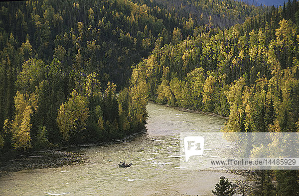 Sportfischer treiben auf dem Kenai River Fall Alaska