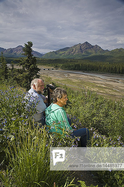 Älteres Paar überblickt das Teklanika-Flusstal im Denali-Nationalpark  Alaska  im Sommer