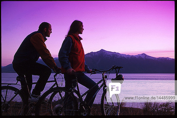Paar auf Fahrrädern beobachten/ Sonnenuntergang Turnagain Arm SC AK/nFall