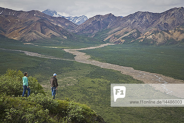 Älteres Paar überblickt das Tal vom Polychrome-Pass im Denali National Park  Alaska im Sommer
