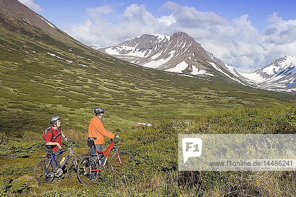 Mtn Biker machen Pause auf Power Line Pass Trail AK SC Chugach SP Glen Alps Sommer
