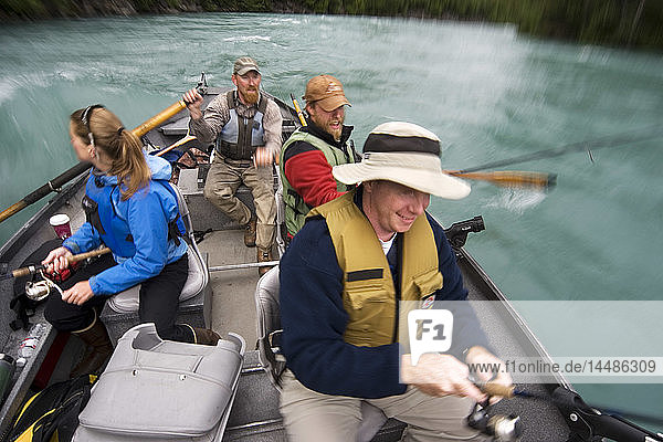 Pärchen beim Spinnfischen vom Treibboot auf dem Kenai River Kenai Peninsula Alaska Sommer Unscharfe Aktion