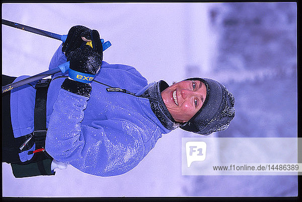 Frau Skifahren posiert für Bild Anchorage SC Alaska Winterporträt