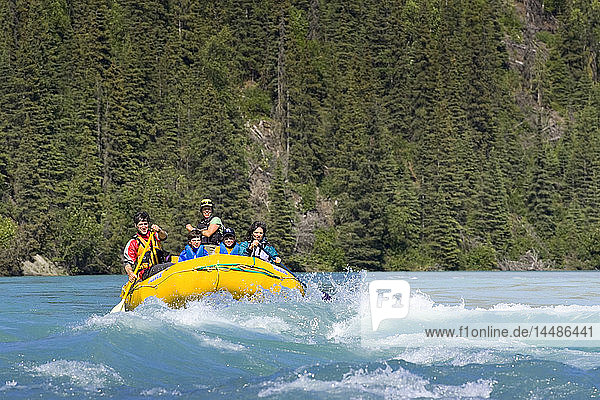 Familie & Führer in Fluss Rafting im Wildwasser Kenai River Kenai Peninsula Alaska Sommer