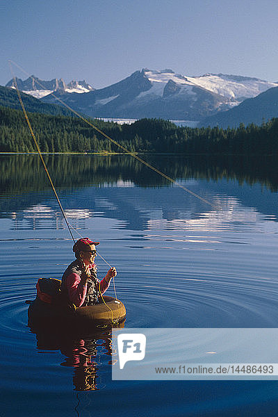 Fliegenfischer im Schlauchboot Auke Lake Coast Mtns Tongass National Forest Juneau Alaska Sommer