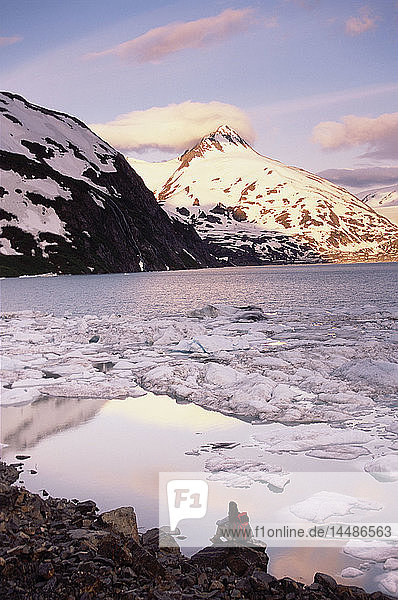 Wanderer Sitzen & Aussicht Portage Lake & Icebergs AK