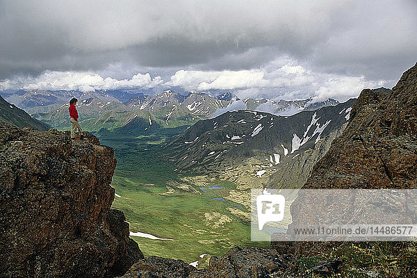 Wanderer überblickt den Chugach Mtns State Park SC Alaska