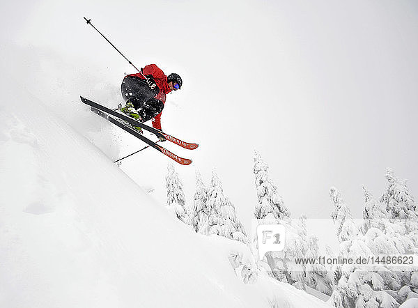 Ein Skifahrer schnappt beim Skifahren im Eaglecrest-Skigebiet in Juneau  Alaska  etwas Luft