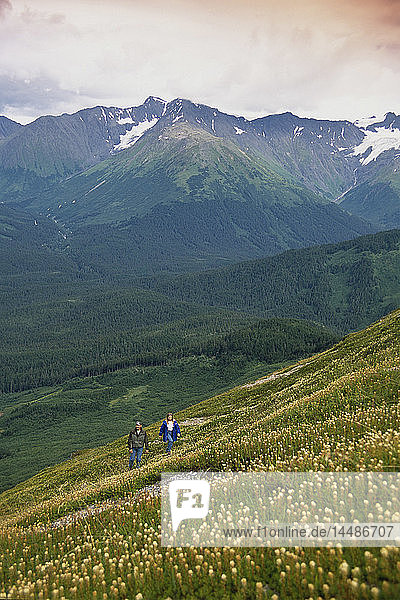 Paar Wandern auf Alpine Hang Chugach Mtns SC AK Sommer Alyeska Resort