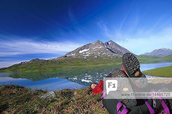 Wanderer rastet am Ufer des Lost Lake KP Alaska