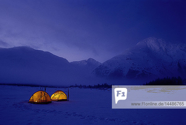 Wintercamping im beleuchteten Zelt Portage Lake SC AK