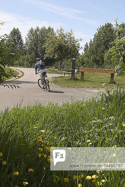 Junger Mann und Frau Fahrrad auf Anchorage Coastal Trail AK SC Sommer