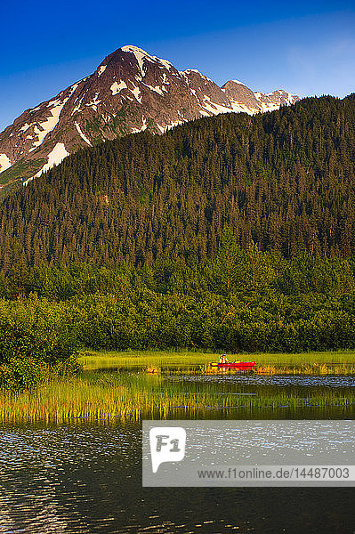 Mann in einem Kajak paddelt auf einem See im Portage Valley  Southcentral  Alaska  Sommer