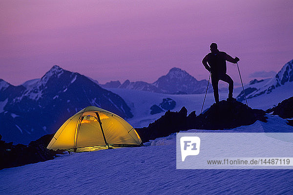 Innenbeleuchtetes Zelt Erwachsene Silhouette Camping Alaska