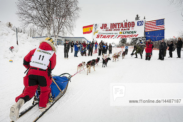 Jeremiah Klejka überquert die Ziellinie des Iditarod-Schlittenhunderennens 2010 auf Platz 4  Willow  Southcentral AK