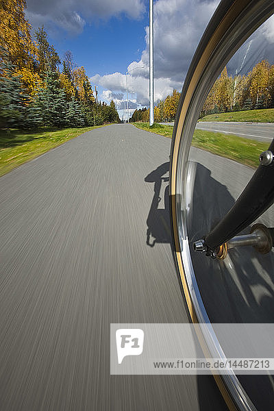 Weitwinkelansicht eines sich bewegenden Fahrradreifens auf einem Fahrradweg in Anchorage  Southcentral Alaska  Herbst