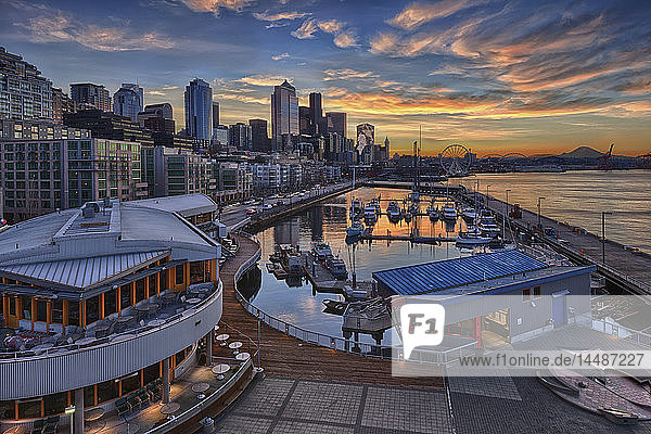 Sonnenaufgang am Pier 66 am Hafen von Seattle  Washington  Herbst