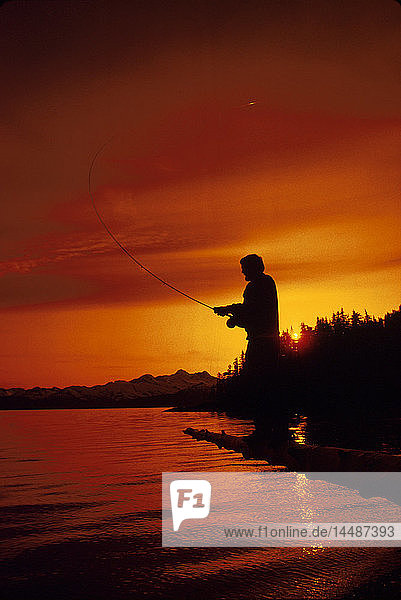 Fliegenfischer Prince William Sound Southcentral Alaska Sonnenuntergang Sommer