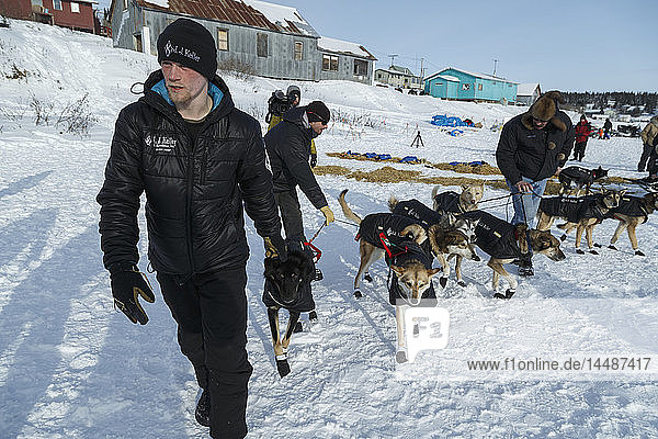 Dallas Seavey führt seine Hunde während des Iditarod 2015 aus dem White Mountain Checkpoint heraus.
