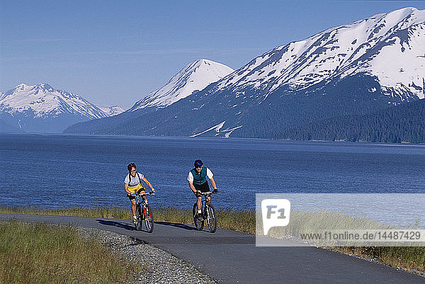 Mountainbike-Paar auf dem Bird-Girdwood Trail SC Alaska