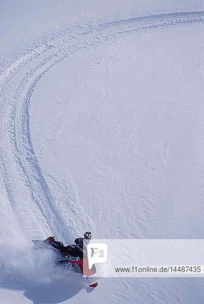Mann beim Schneemobilfahren in der Nähe von Valdez Chugach Mts. SC Alaska
