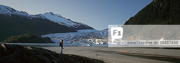 Frau am Ufer mit Blick auf den Mendenhall-Gletscher SE AK