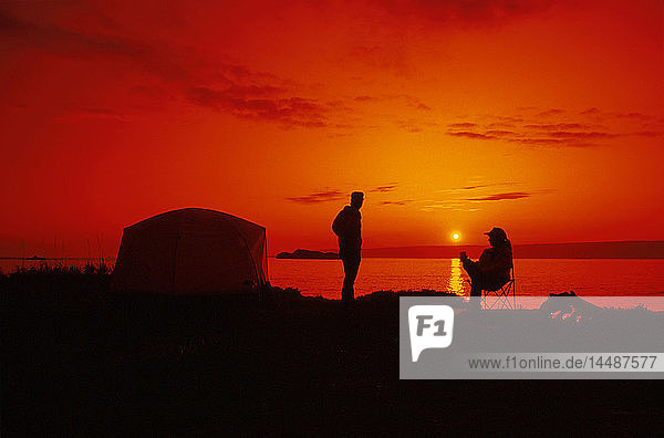 Kachemak Bay in der Nähe von Homer Sonnenuntergang Camper mit Zelt AK Southcentral Summer Scenic Silhouette