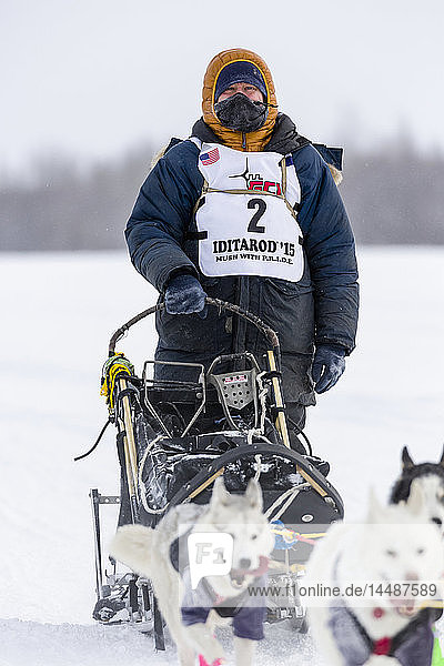 Der Musher Rob Cooke nimmt am Iditarod Trail Schlittenhunderennen 2015 auf dem Chena River teil  nachdem er den Neustart in Fairbanks im Inneren Alaskas verlassen hat.