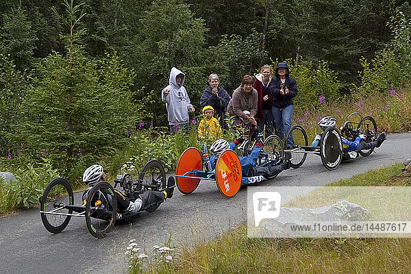 Behinderte Rennfahrer auf dem Radweg während der Sadler´ s Herausforderung entlang dem Seward Highway während des Sommers in Southcentral alaska