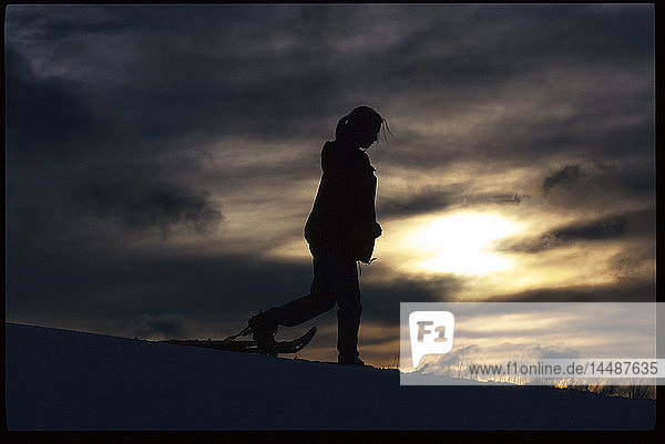 Frau Schneeschuhwandern Sonnenuntergang Silhouette SC AK Winter landschaftlich