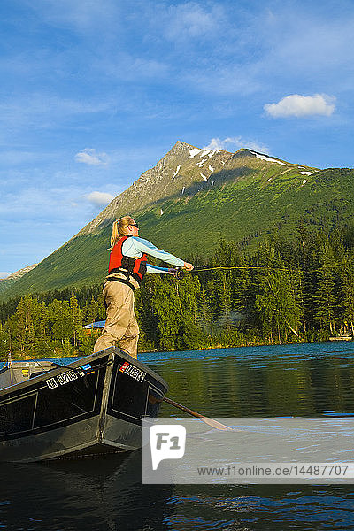 Anglerin beim Fischen von einem Treibboot aus auf dem Kenai River unterhalb von Mt. Cecil Rhodes  Kenai-Halbinsel  Alaska