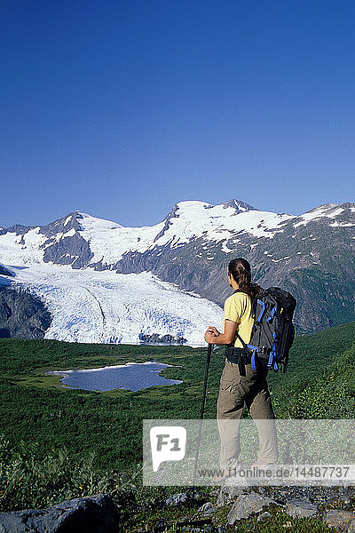 Frau beim Wandern am Portage Pass mit Blick auf den Gletscher AK