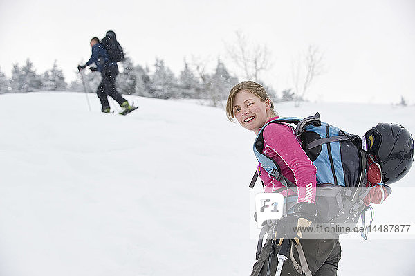 Eine Skilangläuferin macht eine Pause  während sie einen Hügel am Turnagain Pass in Süd-Zentral-Alaska hinauffährt