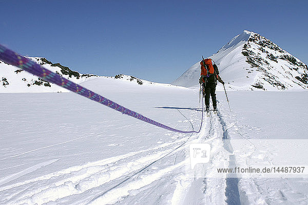 Bergsteigerinnen auf dem Whiteout Pass SC Alaska Spring Chugach Mtns