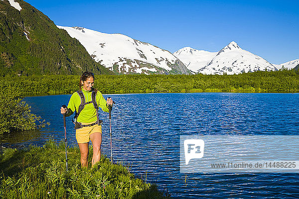 Frau beim Wandern entlang eines Baches im Portage Valley des Chugach National Forest in Süd-Zentral-Alaska im Sommer