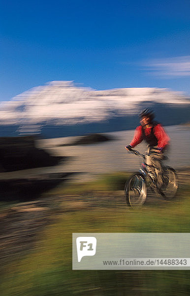 Frau Radfahren am Strand Bird Point Southcentral Alaska