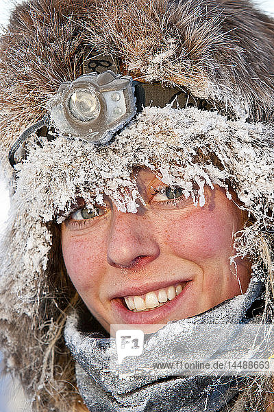 Kristy Berington ist nach ihrem Lauf von Cripple nach Ruby durchgefroren  Iditarod-Schlittenhunderennen 2010  Alaska