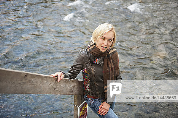 Frau auf einer Treppe  die zum Russian River hinunterführt  Kenai-Halbinsel  Southcentral Alaska