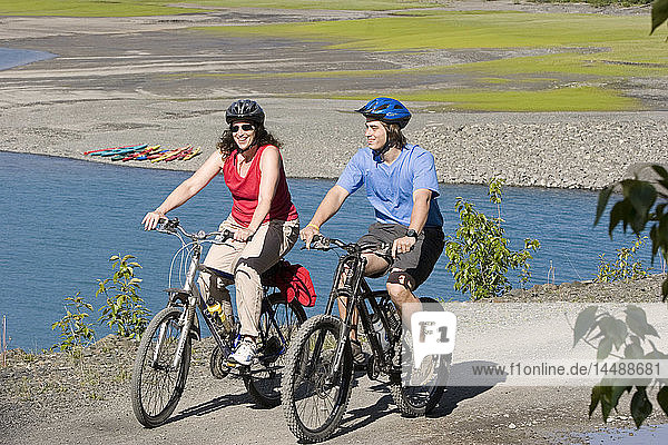 Mutter & Sohn Mtn Bike entlang Eklutna See Chugach SP AK SC Sommer Chugach Mtns