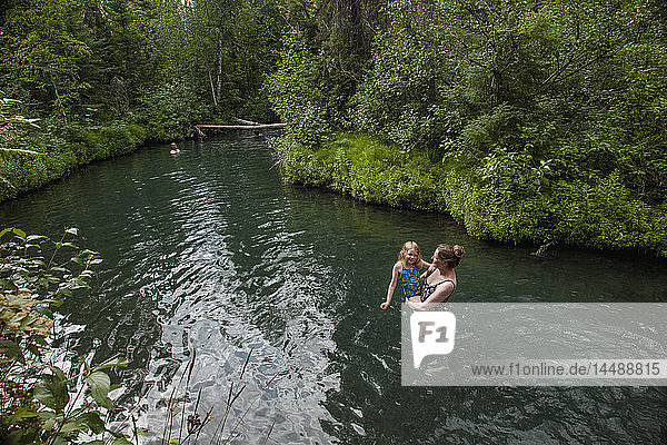 Frau und Tochter in Liard Hot Springs  British Columbia  Kanada  Sommer