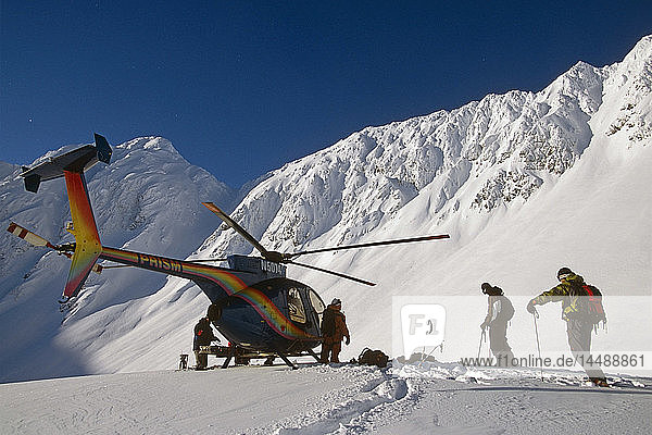 Extremskifahrer entladen den Hubschrauber hoch oben in den Chugach Mountains Southcentral Alaska Winter