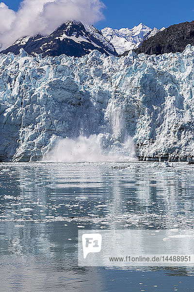 Blick auf das Eis,  das von der Wand des Margerie-Gletschers kalbt,  Glacier Bay National Park,  Südost-Alaska,  Sommer.