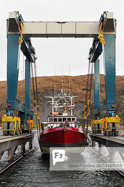 Ein kommerzielles Fischereifahrzeug wird in der Kodiak-Werft mit einem Marine Travelift wieder zu Wasser gelassen  Südwest-Alaska