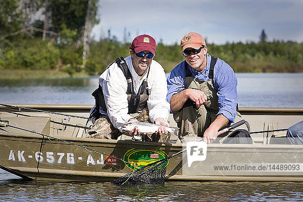 Mann und Angelführer posieren mit frisch gefangenen Dolly Varden am South Fork des Big River  Redoubt Bay State Critical Habitat Area  Southcentral  Alaska