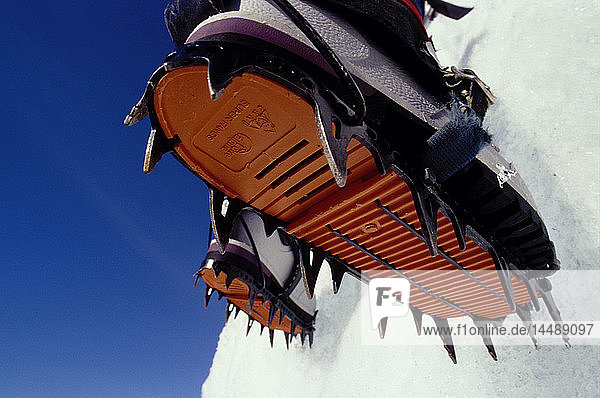 Detail der Steigeisen beim Eisklettern in Alaska