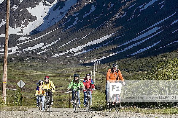 Familie Mtn Biking zusammen auf Power Line Pass Trail AK SC Chugach SP Glen Alps Sommer