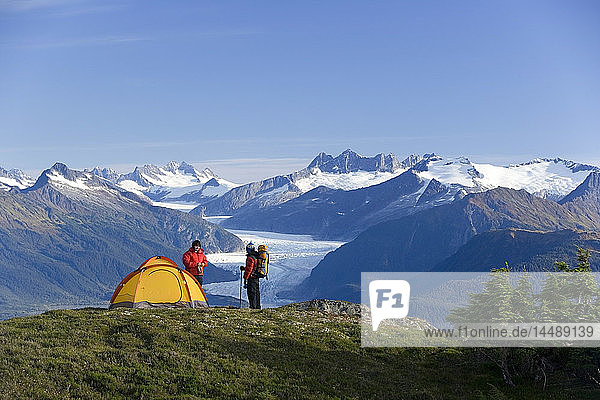 Wanderer neben dem Zelt auf dem Bergrücken mit Blick auf den Mendenhall-Gletscher und die Coast Mountains in der Nähe von Juneau  Alaska  im Sommer